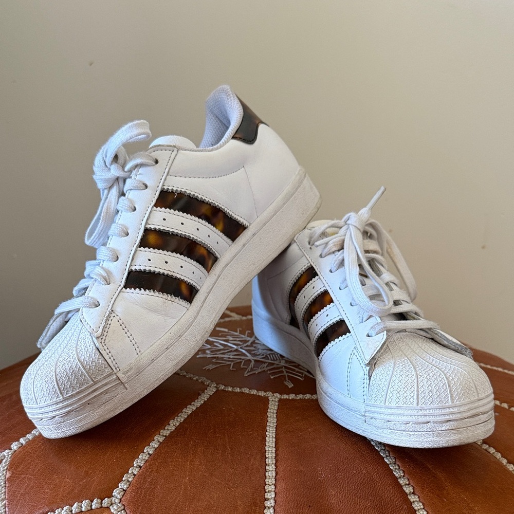 White Sneakers with Tortoiseshell Stripes